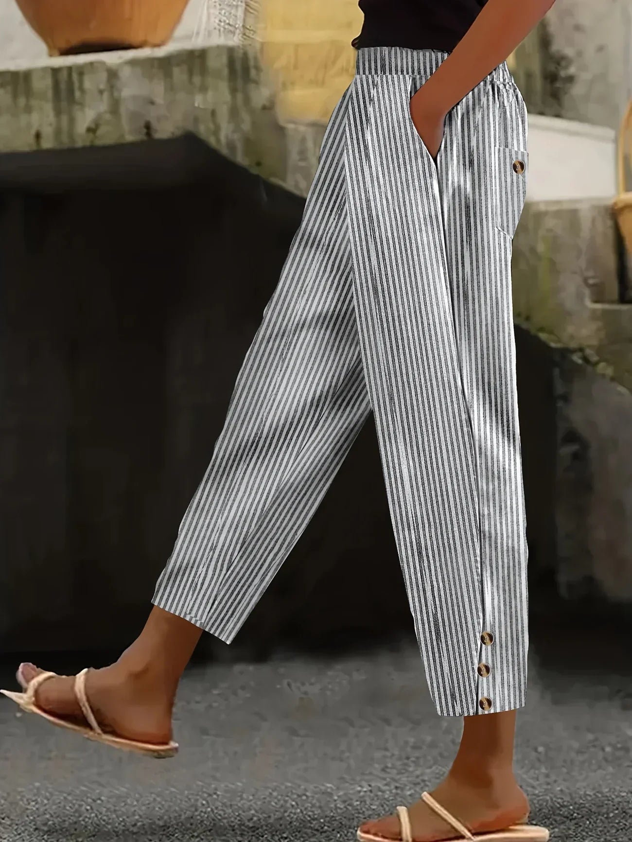 Daphné | Pantalon estival rayé avec détails de boutons élégants | Maya Deauville