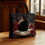 Sac cabas matelassé artisanal – chat noir sur des livres