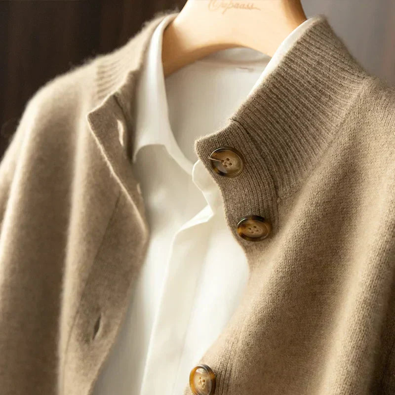 Margaux™ | Cardigan classique à boutons camel | Maya Deauville
