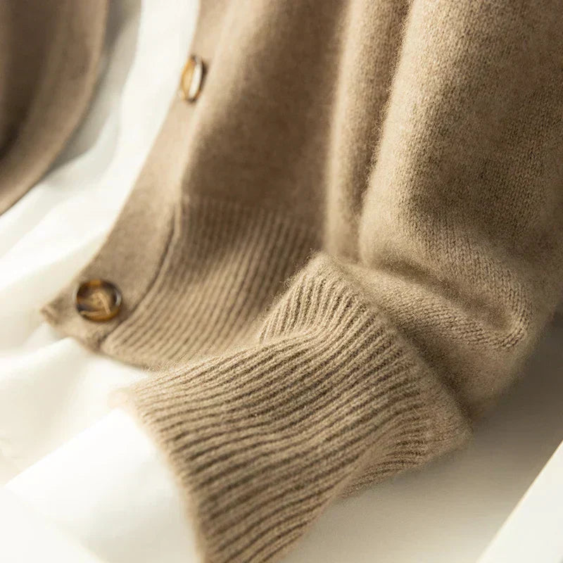 Margaux™ | Cardigan classique à boutons camel | Maya Deauville