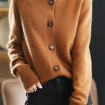 Margaux™ | Cardigan classique à boutons camel | Maya Deauville