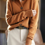 Margaux™ | Cardigan classique à boutons camel | Maya Deauville