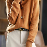 Margaux™ | Cardigan classique à boutons camel | Maya Deauville