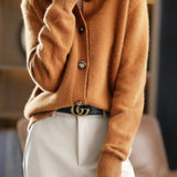 Margaux™ | Cardigan classique à boutons camel | Maya Deauville