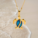 Chantal™ | Collier Tortue en Or avec Opale Bleue | Maya Deauville