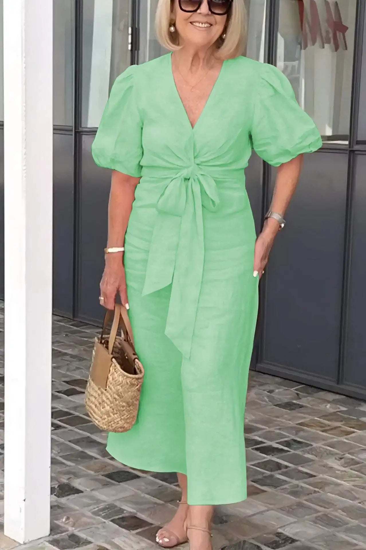 LYNORA | Robe midi élégante à encolure en v | Maya Deauville