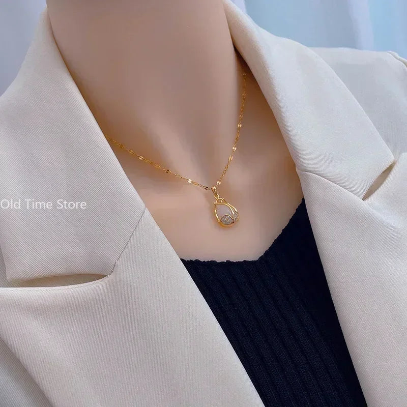 Collier Pendentif élégant en Cristal Rose et Or | Maya Deauville