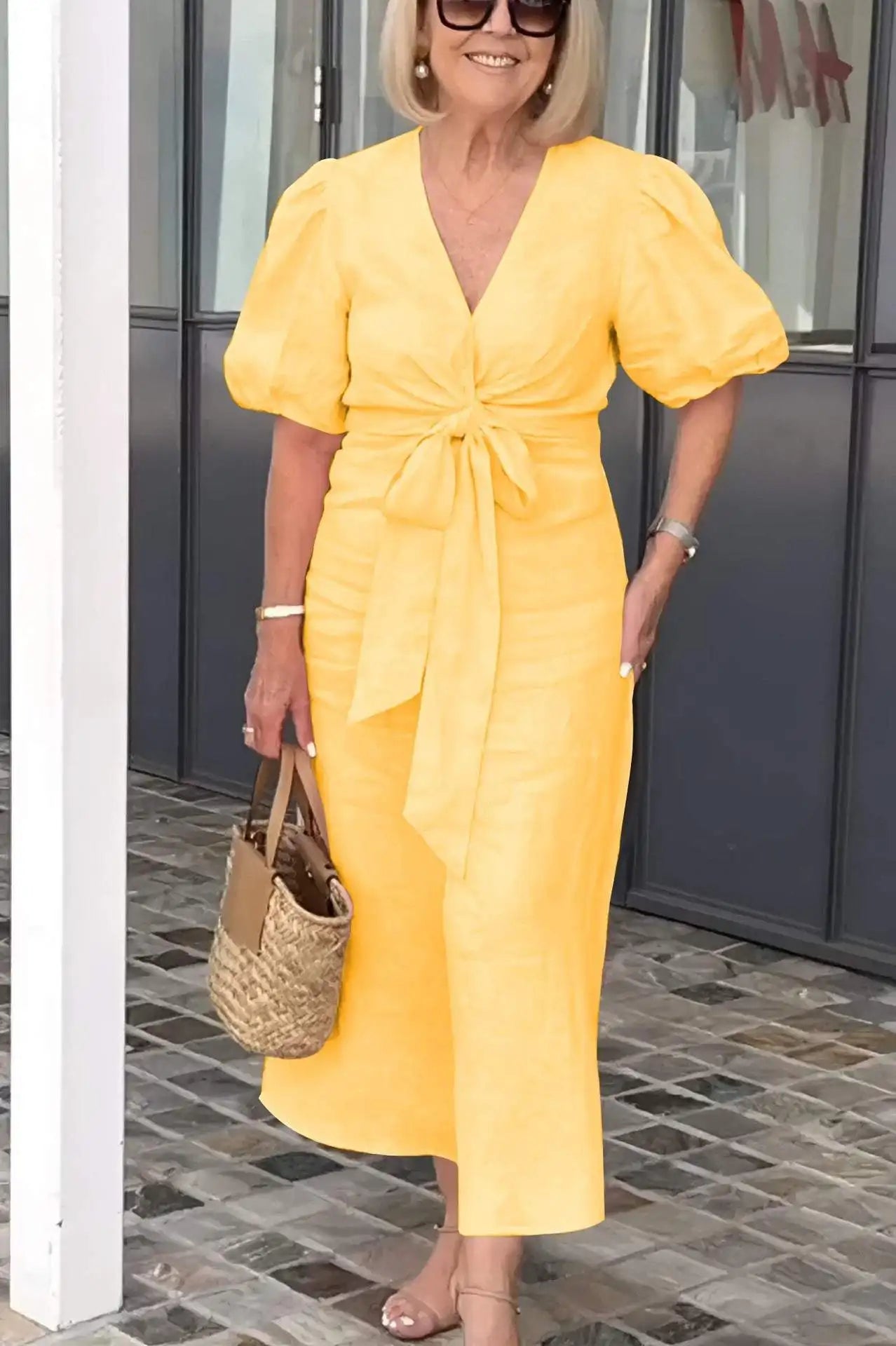 LYNORA | Robe midi élégante à encolure en v | Maya Deauville