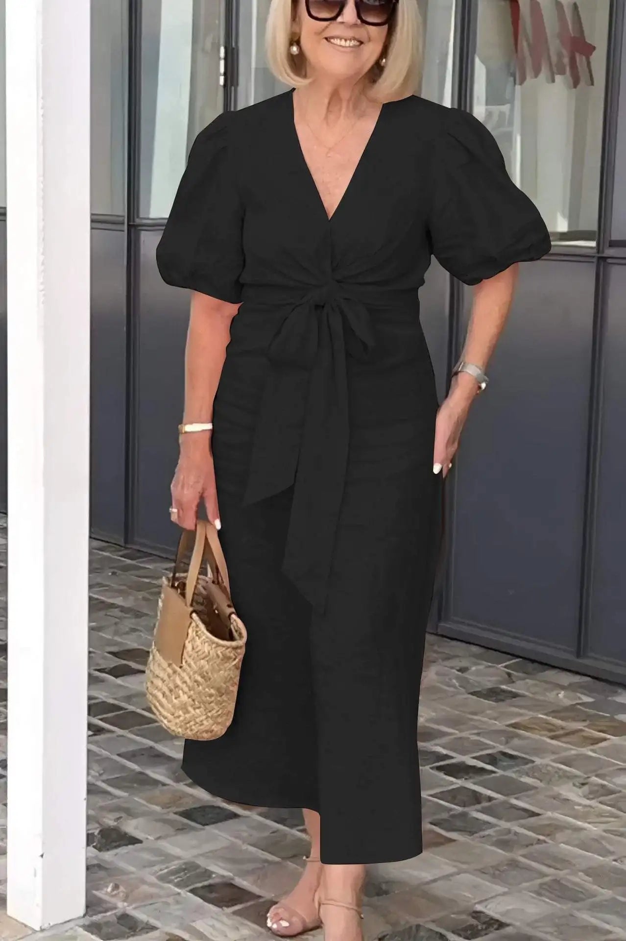 LYNORA | Robe midi élégante à encolure en v | Maya Deauville