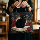 Sac cabas matelassé artisanal – chat noir sur des livres